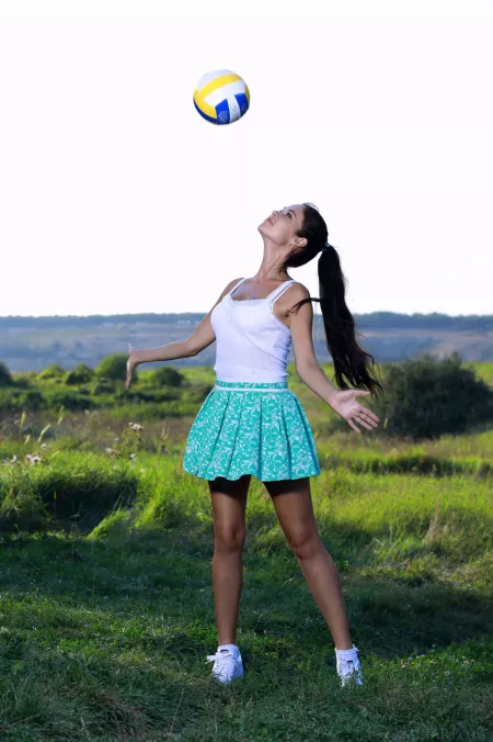 Веселая игра Мартины Минк в волейбол