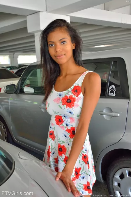 Улыбающаяся модель на лестнице