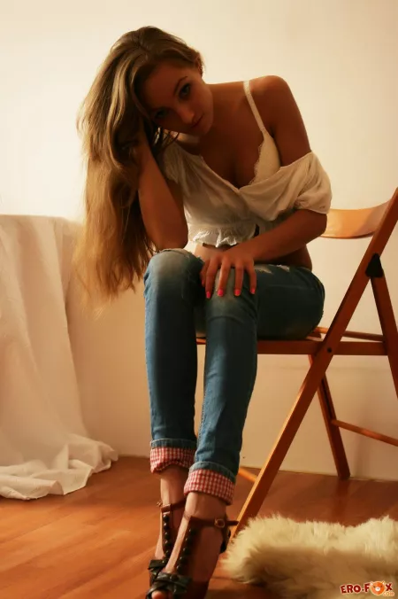 Прелестная блондинка позирует голая