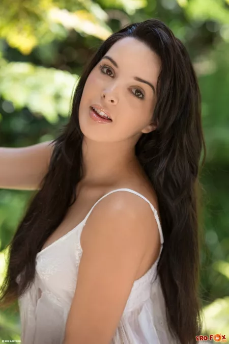 Летняя натура: Натали Харт на природе