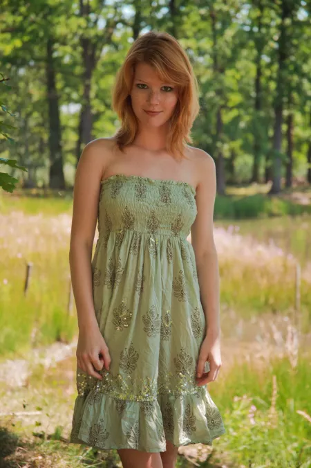 Летняя эротика: Миа Соллис на природе