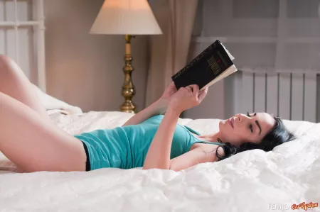 Эмилия: уютное чтение в постели