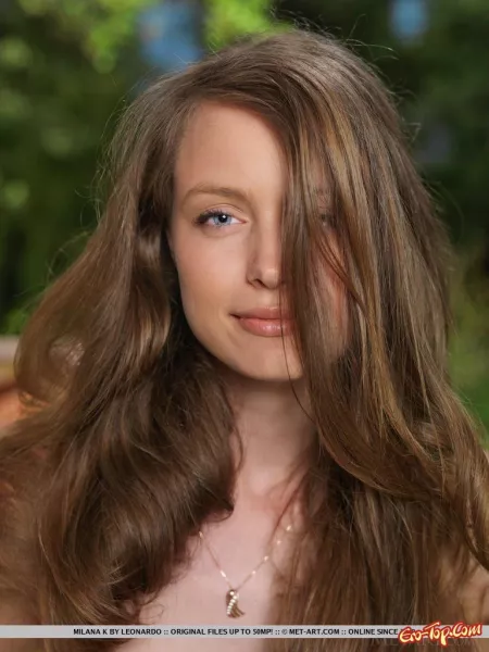 Летняя радость: обнаженная Милана в природе