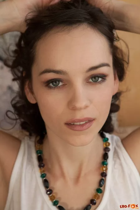 Соблазнительная Leann A на диване