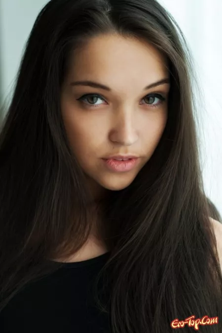 Изысканная красота: эротическая фотосессия длинноволосой обнаженной девушки