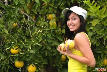 Летняя веселье: обнаженная красота в природе