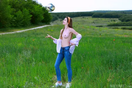 Чувственная красота: голая Грузинская девушка на природе